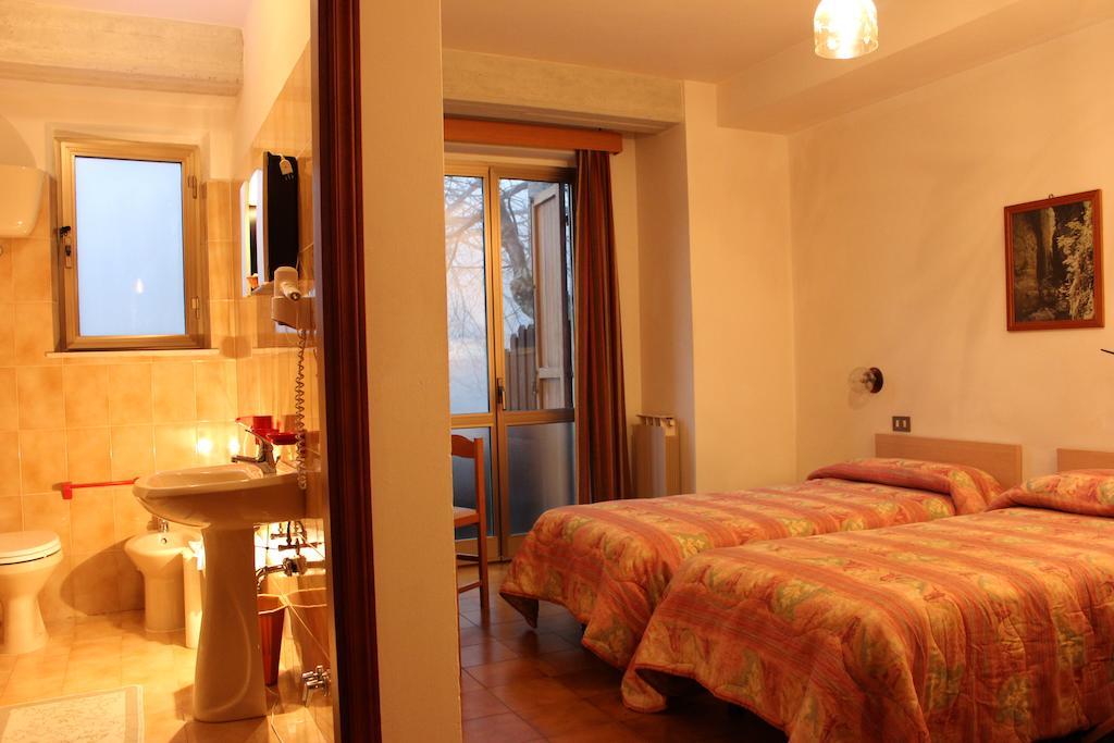 Albergo Ristorante Montecucco Da Tobia Sigillo Chambre photo